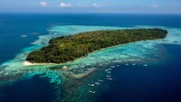 Bang Jack mengatakan, kehidupan mereka dipersatukan oleh lautan, bak Indonesia mini, hidup tenang berdampingan dengan berbagai perbedaan yang menyatukan, bahu membahu menjaga kelestarian alam Karimunjawa. Jauh sebelum adanya tambak udang maupun pariwisata, warga sudah makmur atas hasil laut Karimunjawa.