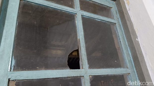 Kaca rumah warga Jember pecah usai diguncang gempa