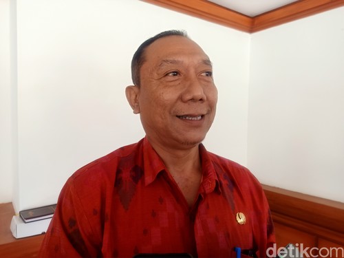 Kadisdikpora Kota Denpasar AA Gede Wiratama ketika ditemui di gedung Graha Sewaka Dharma, Denpasar, Bali, Selasa (14/5/2024). (Ni Made Lastri Karsiani Putri-detikBali)