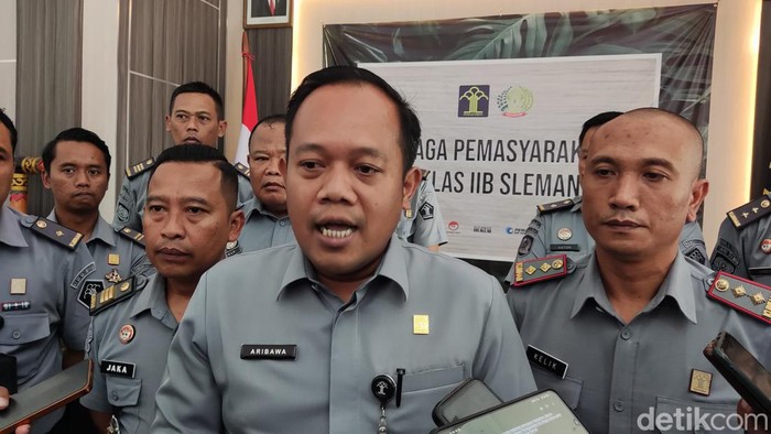 Kadiv Pemasyarakatan Kanwil Kemenkumham DIY, Agung Aribawa (tengah) saat memeberikan keterangan terkait dugaan pungli di Lapas Cebongan, Sleman, Selasa (21/5/2024).