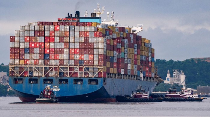 Kapal Kargo yang Menabrak Jembatan Baltimore Mulai Dipindahkan The cargo ship 'Dali' moves from the Francis Scott Key Bridge to the Seagirt Marine Terminal at the Port of Baltimore in Baltimore, Maryland, U.S. May 20, 2024. REUTERS/Nathan Howard