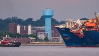 Para pekerja di Baltimore mulai memindahkan kapal kargo hampir sepanjang Menara Eiffel dari saluran yang diblokirnya pada Senin pagi (20/5).