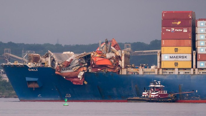 Kapal Kargo yang Menabrak Jembatan Baltimore Mulai Dipindahkan The cargo ship 'Dali' moves from the Francis Scott Key Bridge to the Seagirt Marine Terminal at the Port of Baltimore in Baltimore, Maryland, U.S. May 20, 2024. REUTERS/Nathan Howard
