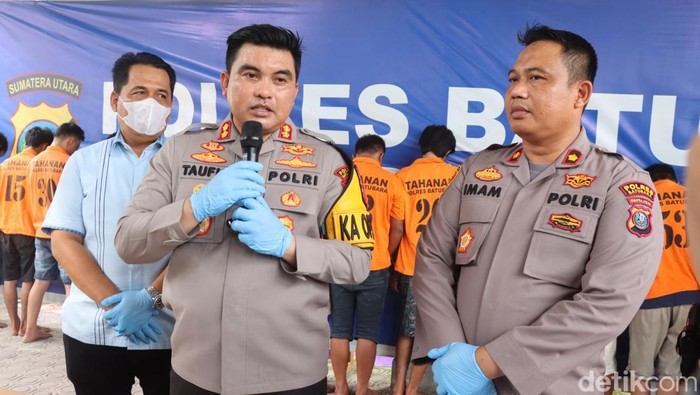 Kapolres Batu Bara AKBP Taufiq Hidayat Thayeb (pegang mic) saat merilis kasus pengungkapan narkoba di wilayah hukumnya. (Perdana Ramadhan/detikSumut)