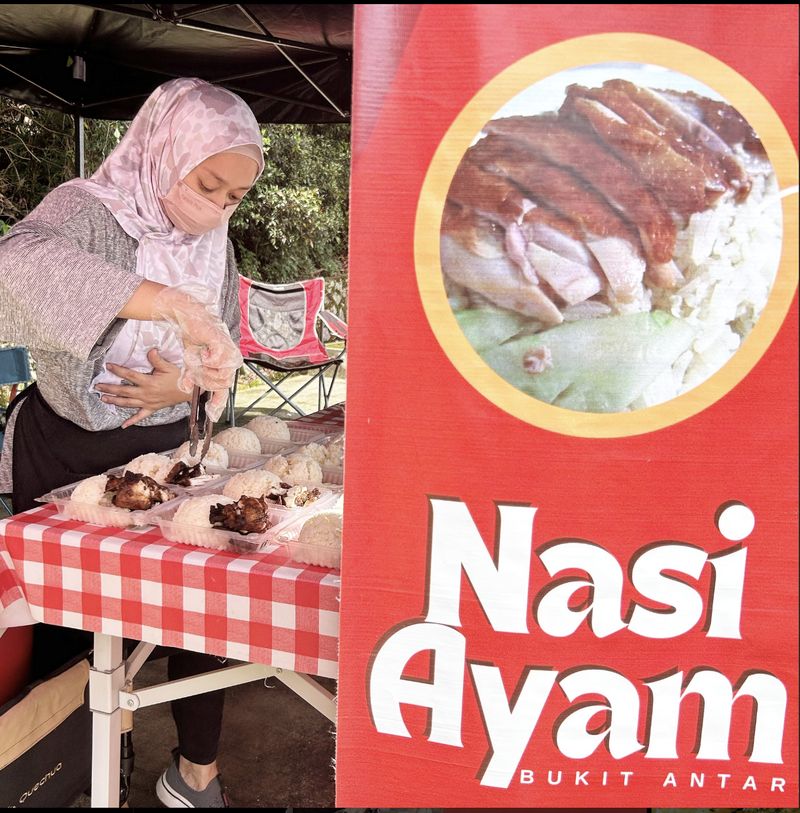 Keren! Artis Ini Tak Malu Jualan Nasi Ayam di Pinggir Jalan