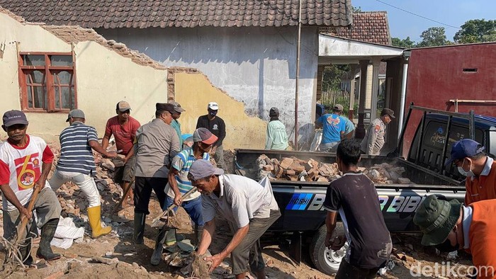 kerja bakti membersihkan puing rumah ibu yang dirobohkan anak di Malang
