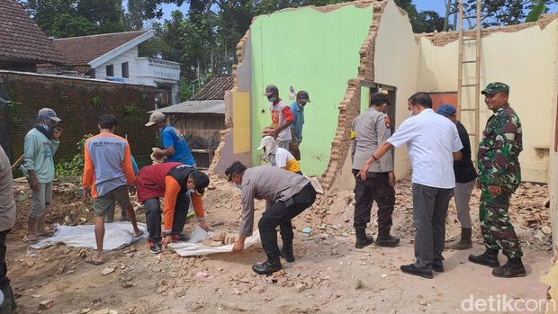 kerja bakti membersihkan puing rumah ibu yang dirobohkan anak di Malang