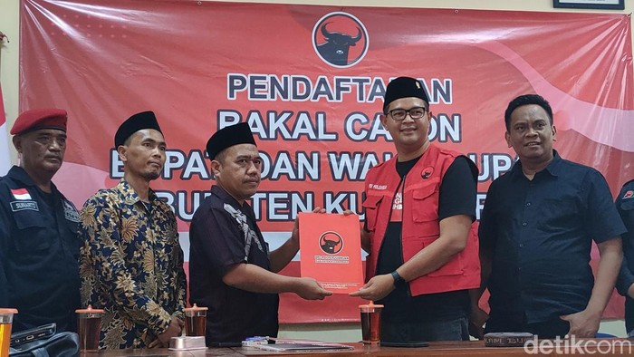 Ketua PCNU Kulon Progo, Lukman Arifin Fathul Huda atau Gus Lukman (baju ungu pakai peci) saat menyerahkan formulir pendaftaran di Kantor DPC PDIP Kulon Progo, Selasa (21/5/2024).