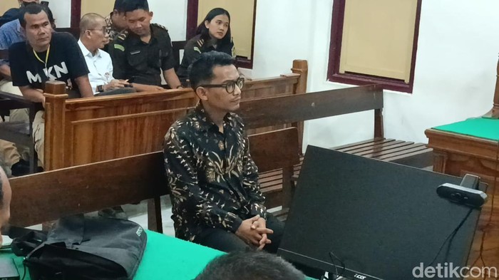 Ketua PPK Kecamatan Medan Timur, Muhammad Rachwi Ritonga, saat menjalani sidang di ruang Cakra 9 PN Medan, Selasa (21/5/2024). (Goklas Wisely/detikSumut)