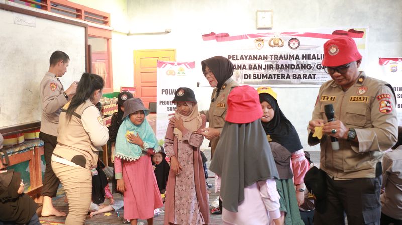Ketua Umum Bhayangkari Juliati Listyo Sigit mengunjungi pengungsian dan memberikan bantuan untuk korban bencana alam banjir bandang Gunung Marapi, Sumbar.