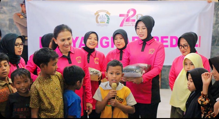 Ketua Umum Bhayangkari Juliati Listyo Sigit mengunjungi pengungsian dan memberikan bantuan untuk korban bencana alam banjir bandang Gunung Marapi, Sumbar.