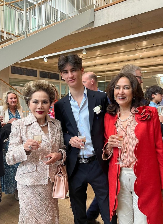 Tak hanya orangtua Kiran, neneknya yang merupakan istri keenam Soekarno, Ratna Sari Dewi, juga tampak hadir. Meski sudah berusia 84 tahun namun Ratna Sari Dewi masih terlihat cantik dan stylish. Foto: Instagram/@kartikasoekarnofoundation