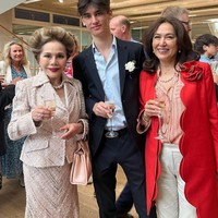 Tak hanya orangtua Kiran, neneknya yang merupakan istri keenam Soekarno, Ratna Sari Dewi, juga tampak hadir. Meski sudah berusia 84 tahun namun Ratna Sari Dewi masih terlihat cantik dan stylish. Foto: Instagram/@kartikasoekarnofoundation