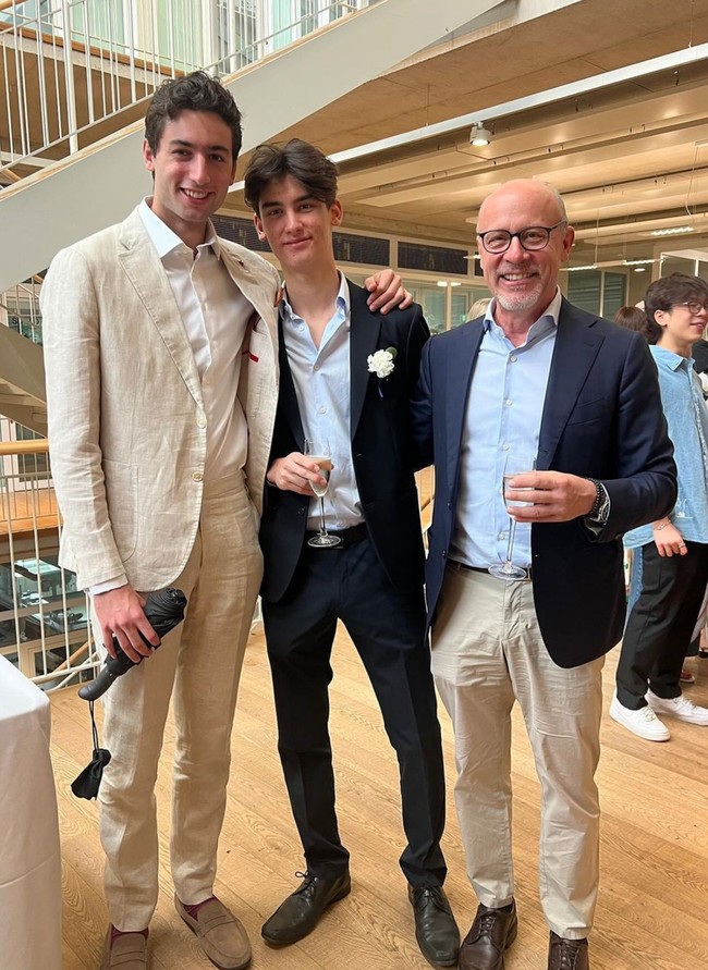 Penampilan Kiran yang kini berusia 18 tahun pun tak kalah mencuri atensi. Memiliki darah blasteran Indonesia dan Jepang dari sang mama, Kartika Soekarno, serta darah Belanda dari sang papa, Frits Frederik Seegers, tak heran jika Kiran punya paras yang tampan. Foto: Instagram/@kartikasoekarnofoundation