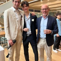 Penampilan Kiran yang kini berusia 18 tahun pun tak kalah mencuri atensi. Memiliki darah blasteran Indonesia dan Jepang dari sang mama, Kartika Soekarno, serta darah Belanda dari sang papa, Frits Frederik Seegers, tak heran jika Kiran punya paras yang tampan. Foto: Instagram/@kartikasoekarnofoundation