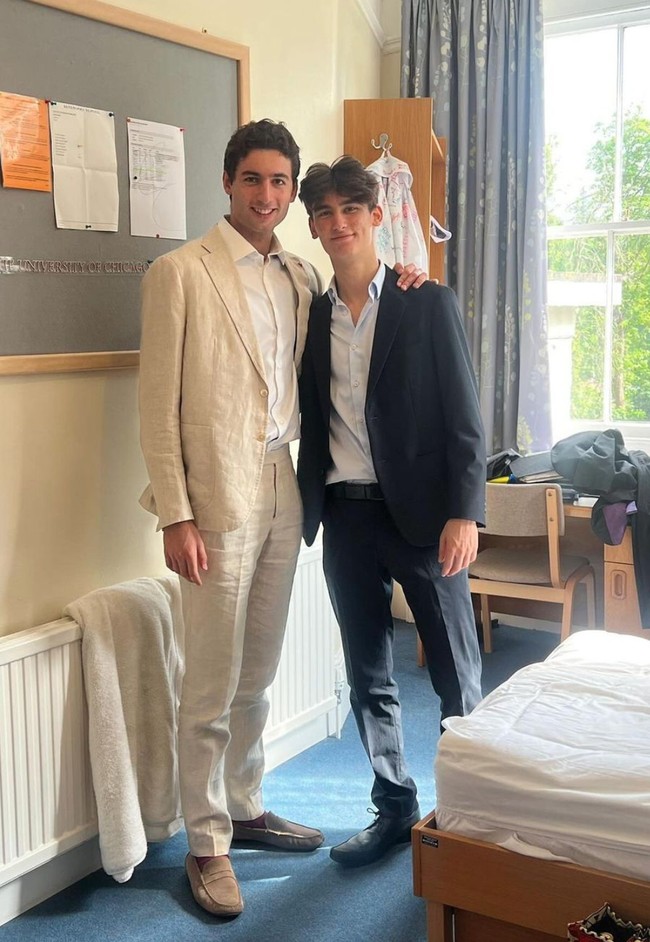 Berkat parasnya yang tampan, Kiran dengan cepat mencuri atensi dan banjir pujian serta ucapan selamat karena sudah lulus dari pendidikan SMA-nya. you are very handsome kiran, komentar salah seorang netizen. congratulation kiraan... tulis komentar lain. Foto: Instagram/@kartikasoekarnofoundation