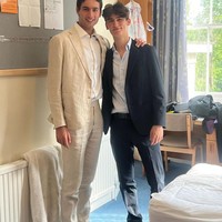 Berkat parasnya yang tampan, Kiran dengan cepat mencuri atensi dan banjir pujian serta ucapan selamat karena sudah lulus dari pendidikan SMA-nya. you are very handsome kiran, komentar salah seorang netizen. congratulation kiraan... tulis komentar lain. Foto: Instagram/@kartikasoekarnofoundation