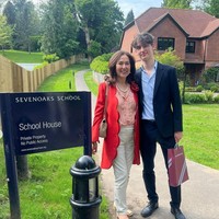 Berpose bersama, terlihat tinggi Kiran sudah jauh melampaui sang mama. Ekspresi bahagia juga terlihat di wajah Kartika dan Kiran. Foto: Instagram/@kartikasoekarnofoundation