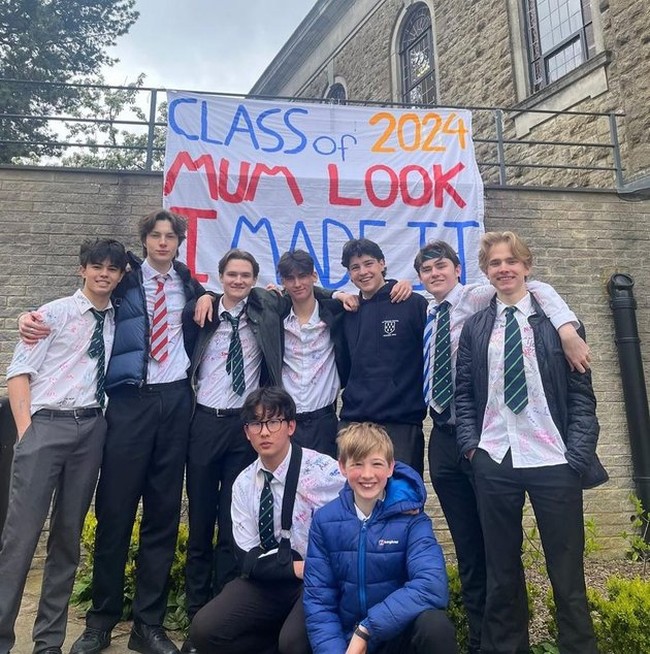 Potret Kiran bareng teman-teman seangkatannya yang lulus bersama. Terlihat Kiran dan teman-temannya itu masih mengenakan seragam sekolah yang sudah dicorat-coret. Foto: Instagram/@kartikasoekarnofoundation