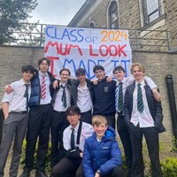 Potret Kiran bareng teman-teman seangkatannya yang lulus bersama. Terlihat Kiran dan teman-temannya itu masih mengenakan seragam sekolah yang sudah dicorat-coret. Foto: Instagram/@kartikasoekarnofoundation