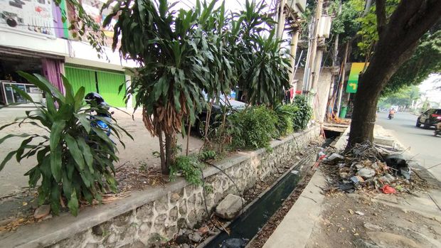 Kondisi selokan lokasi penemuan mayat di Jalan IR Juanda Bekasi, Selasa (21/5/2024)
