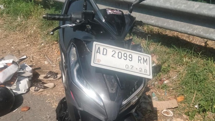 Kondisi sepeda motor milik korban kecelakaan di jalan Semarang-Solo, Selasa (21/5/2024).di lokasi kejadian.