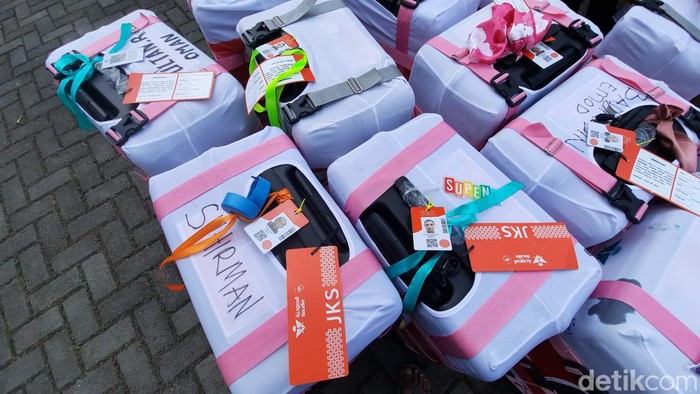 Koper calon jemaah haji Tasikmalaya yang ditandai pakai tutup galon hingga cetakan kue.