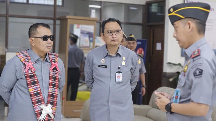Staf Ahli Bidang Sosial Kementerian Hukum dan HAM (Kemenkumham) Kosmas Harefa melakukan kunjungan kerja (Kunker) ke Kantor Dinas Imigrasi Kelas II Non TPI Polewali Mandar (Polman), Sulawesi Barat (Sulbar).
