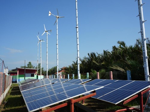 Kilang Pertamina Sulap Air dan Sinar Matahari Jadi Listrik untuk Desa di Sumsel