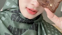 Inara memang lebih suka dengan makanan manis.Tak hanya kurma, cookies cokelat bentuk hati ini juga dipilih jadi camilannya. Foto: Instagram @mommy_starla
