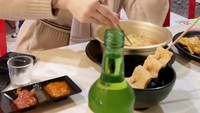 Menikmati odeng dengan menyantap ramyeon khas Korea jadi menu favorit Inara yang tidak bisa dilewatinya. Foto: Instagram @mommy_starla