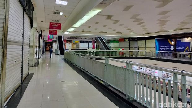 Lorong di lantai 1 yang kebanyak rukonya tutup saat tim detikProperti datang.