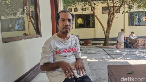 Lukas Nitbani (36), korban pengeroyokan hingga pingsan saat diwawancarai detikBali di Polsek Maulafa, Kota Kupang, NTT. (Yufengki Bria/detikBali)