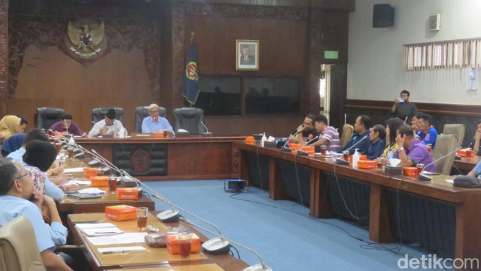 Majelis Pekerja Buruh Indonesia Daerah Istimewa Yogyakarta (MPBI DIY) saat menggelar audiensi di Kantor DPRD DIY, Jogja, Selasa (21/5/2024).
