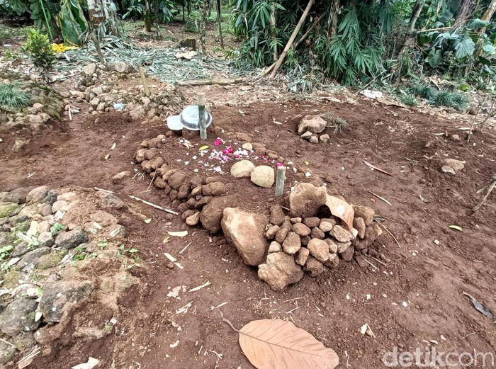 Makam mahasiswi yang sempat digali orang tak dikenal di Desa Binangun, Kecamatan Mrebet, Kabupaten Purbalingga, sudah dibenahi, Selasa (21/5/2024).