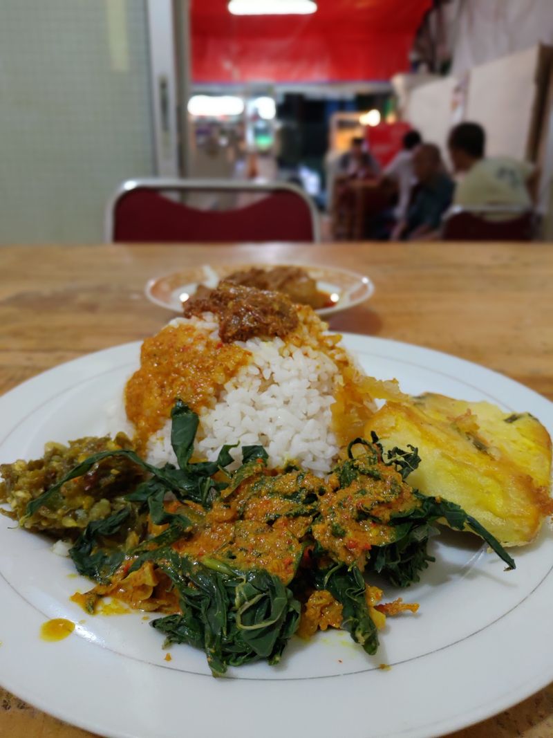 Makan Siang Murah Enak, Ada Nasi Rames Padang yang Mantap di Sini