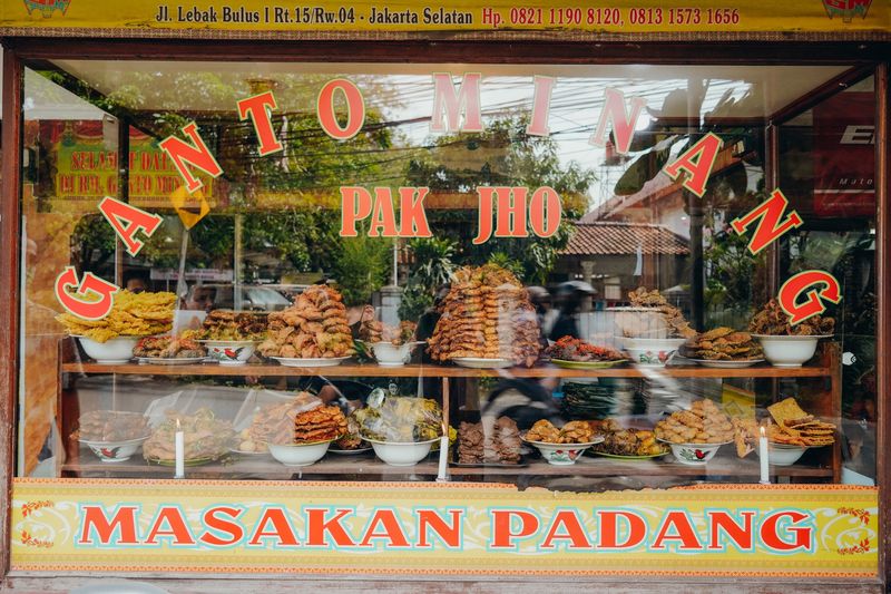 Makan Siang Murah Enak, Ada Nasi Rames Padang yang Mantap di Sini