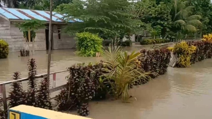 Banjir setinggi 50 centimeter merendam 89 rumah warga Desa Seti Bhakti di Kabupaten Maluku Tengah, Maluku.