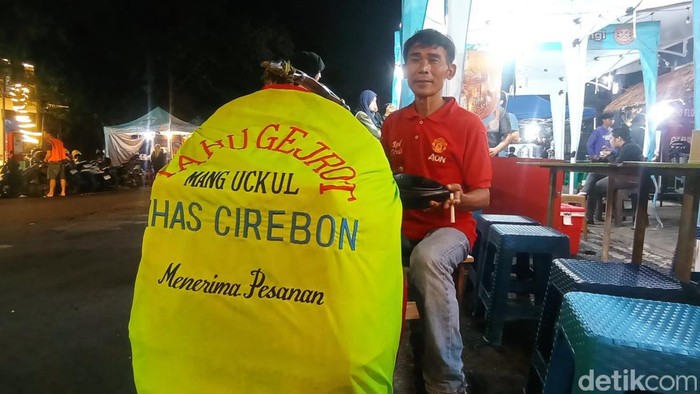 Mang Uckul, penjual tau gejrot di Jl Lengkong Kecil, Kota Bandung