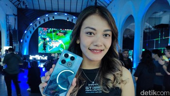 Infinix GT 20 Pro 5G akan dijual dalam dua varian RAM, yakni 8GB dan 12GB mulai 22 Mei 2024. Khusus varian 12GB/256GB tersedia eksklusif via Official Infinix Store di Shopee selama Shopee Super Brand Day dengan harga promo Rp 4.349.000 dari aslinya Rp 4.699.000. Sementara varian 8GB/256GB dibanderol Rp 4.399.000. Foto: (Panji Saputro/detikINET).