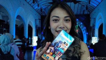 Infinix GT 20 Pro 5G punya layar AMOLED FHD+ berukuran 6,78 inci dengan refresh rate 144 Hz, 360 Hz touch sampling rate, 1.500 Hz Instant touch sampling rate, dan 16X touch partitions. Foto: (Panji Saputro/detikINET).