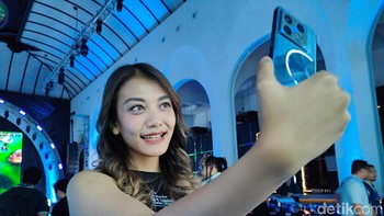Smartphone ini dilengkapi dengan kamera depan 32 MP. Foto: (Panji Saputro/detikINET).