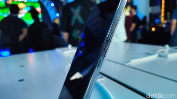 Lalu di bagian kanan terdapat tombol power dan volume up/down. Sedangkan di sebelah kirinya polos. Foto: (Panji Saputro/detikINET).