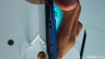Nah di atasnya terdapat speaker, IR Blaster, dan Mic. Foto: (Panji Saputro/detikINET).