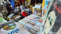 Beberapa pedagang buku bekas mengaku melalui online banyak buku terjual.Dalam sehari bisa laku ratusan buku.