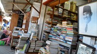 Berbagai macam buku di jual di Kampung Ilmu. Bahkan kawasan itu dulu disebut sebagai surga bagi pecinta buku.