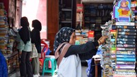 Dan masih banyak pedagang yang memilih berjualan secara offline atau langsung datang ke lokasi.