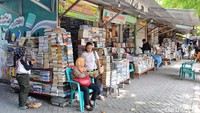Meski terlihat sepi, beberapa stan buku bekas di Kampung Ilmu masih didatangi warga dari Surabaya maupun luar kota.