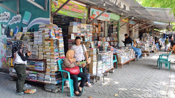 Menilik Toko Buku Bekas di Kampung Ilmu Surabaya