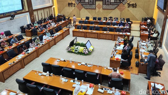 Menkes Budi Gunadi rapat dengan Komisi IX DPR